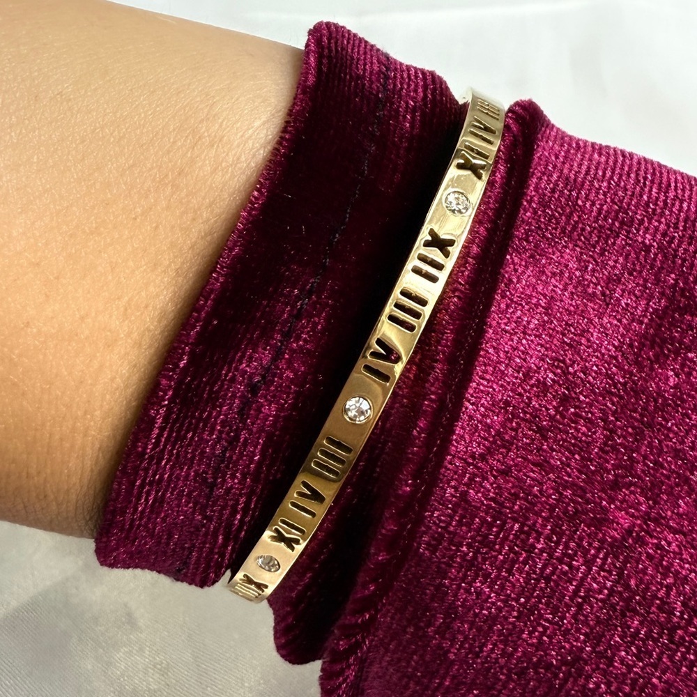 Best bracelet 
Stainless steel 
Luxury 
Roman Numeral Bracelet - Picture 3 of 13